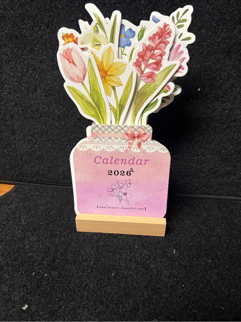 2026 Floral Desk Calendar w/ Wooden Stand – Pop Up Flower Bouquet Design